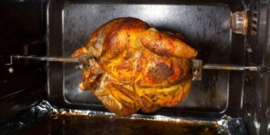 Préparation : comment fixer un poulet sur un tournebroche ?