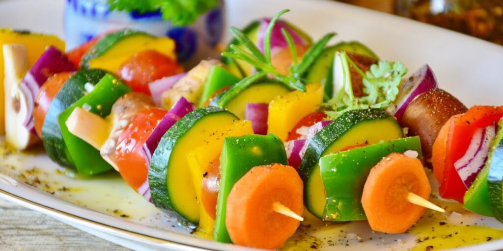 légumes avec des brochettes de poulet