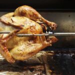 Comment cuire un poulet sur la broche du barbecue ?