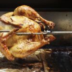 poulet sur la broche du barbecue