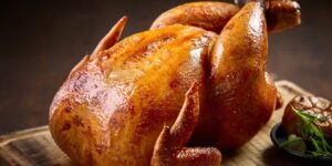 Quelles sont les astuces pour que la peau du poulet rôti soit bien dorée et croustillante ?
